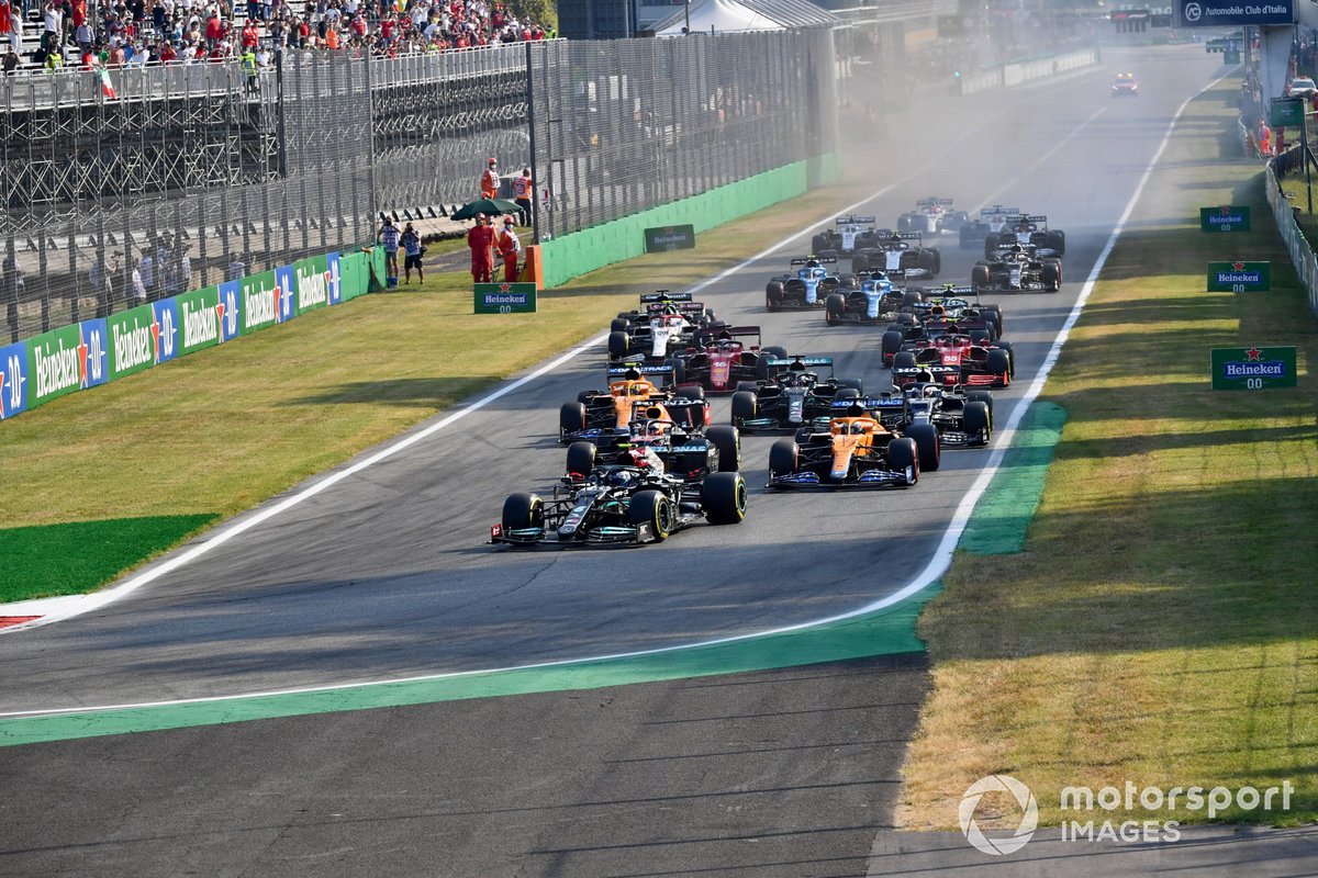 Valtteri Bottas, Mercedes W12, Max Verstappen, Red Bull Racing RB16B, Daniel Ricciardo, McLaren MCL35M, and the rest of the field at the start