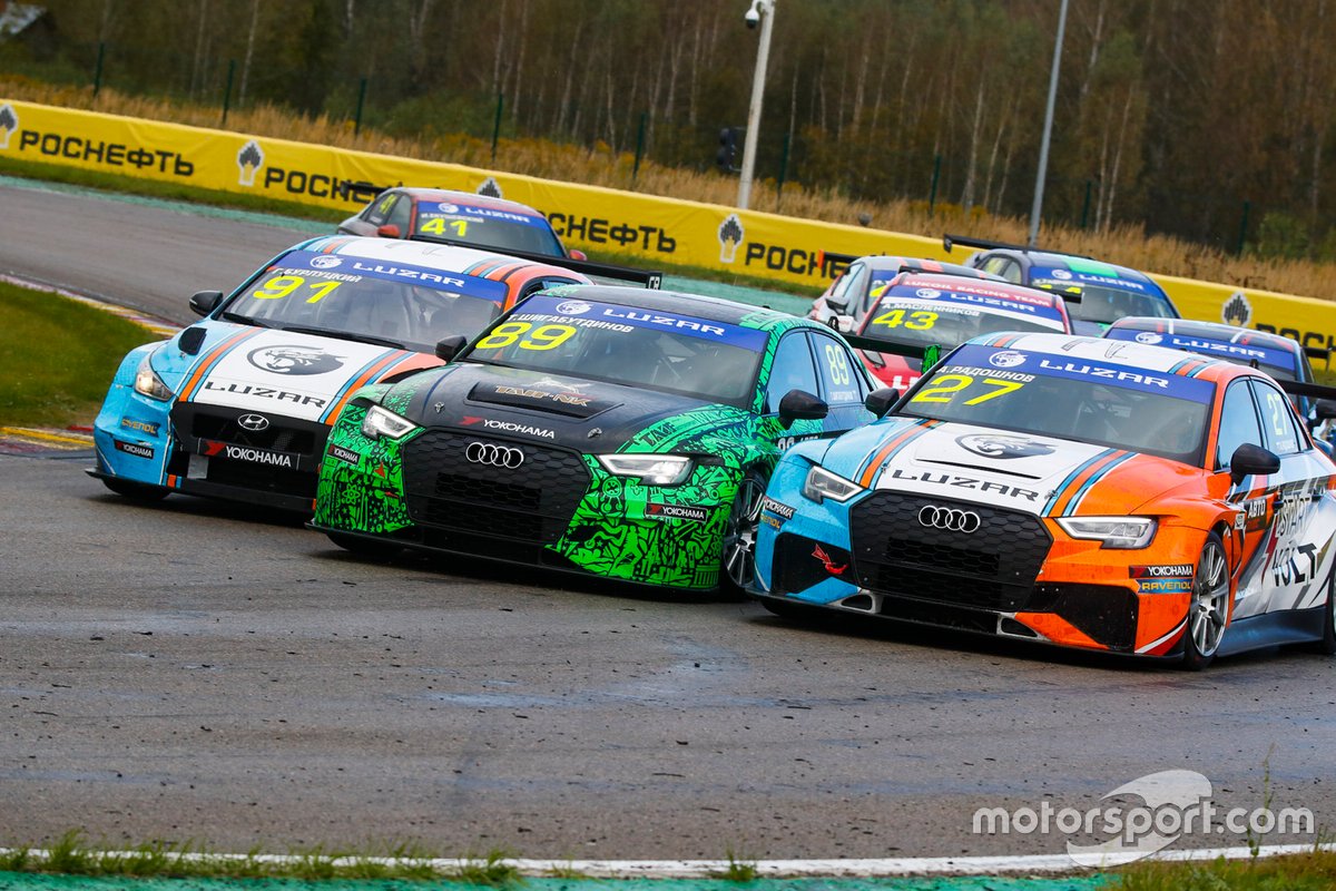 Команду Carville Racing, за которую выступают Бурлуцкий (№ 91) и Радошнов (№ 27), сложно не заметить. На трассе она выделяется запоминающейся расцветкой машин, на трибунах – большой группой поддержки, в падоке – киоском с гоночной атрибутикой, в интернете – Youtube-каналом с гоночным видео