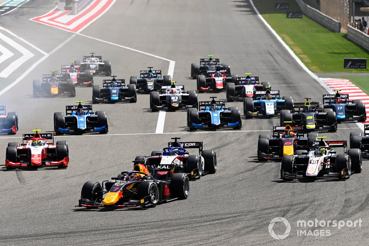 Liam Lawson, Hitech Grand Prix, leads at the start