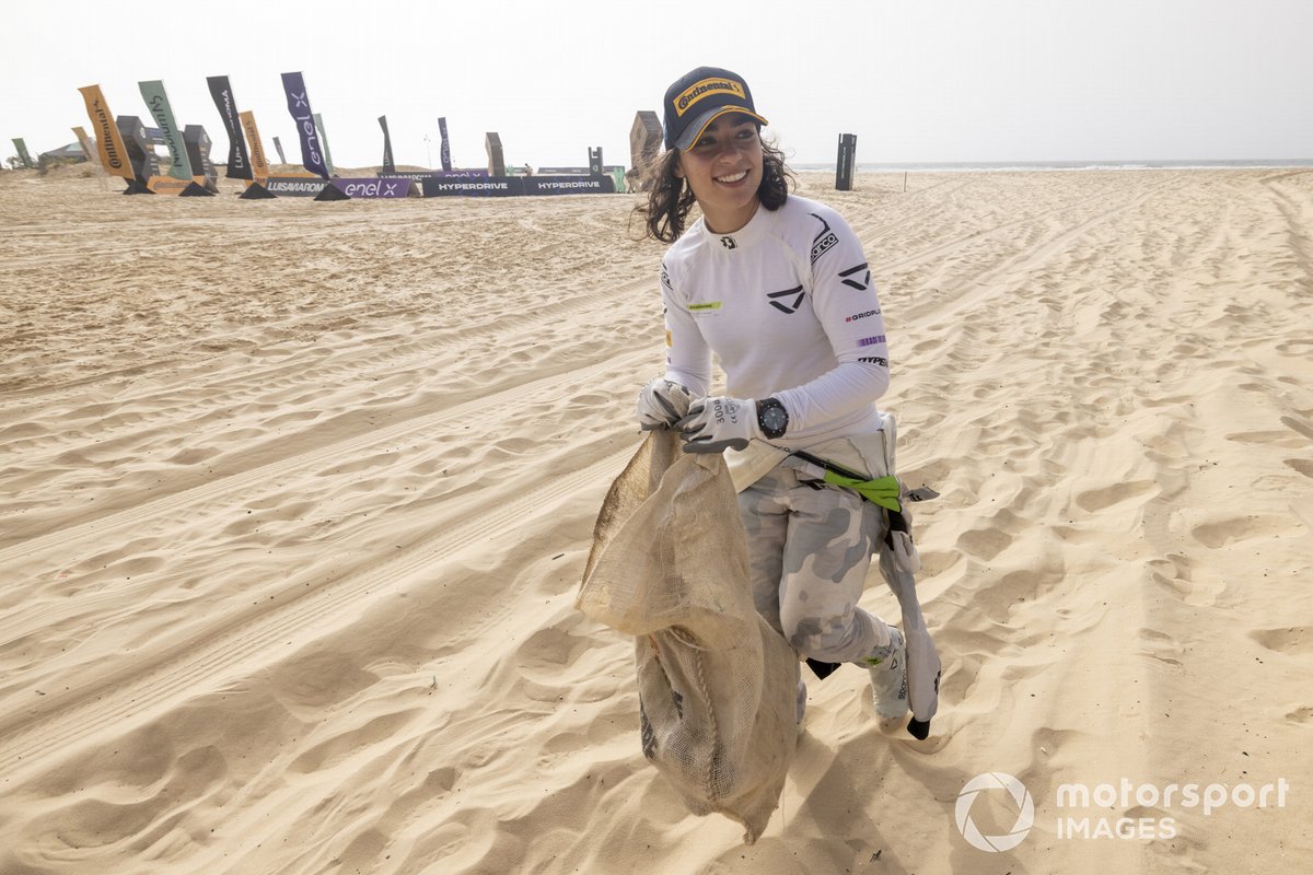 Jamie Chadwick, Veloce Racing, ayuda a limpiar la playa.