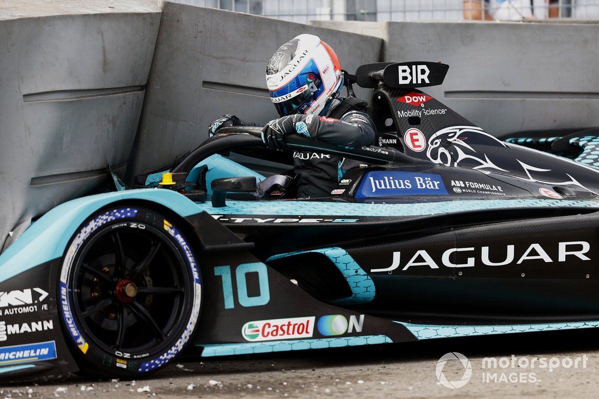 Sam Bird, Jaguar Racing, keluar dari mobilnya usai mengalami insiden di FP1 New York City E-Prix I