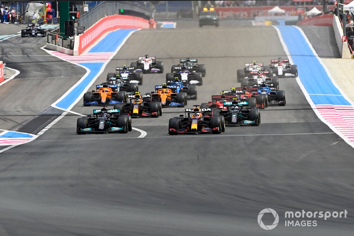 Max Verstappen, Red Bull Racing RB16B, Lewis Hamilton, Mercedes W12, Valtteri Bottas, Mercedes W12, Sergio Perez, Red Bull Racing RB16B,Carlos Sainz Jr., Ferrari SF21 et le reste du peloton au départ