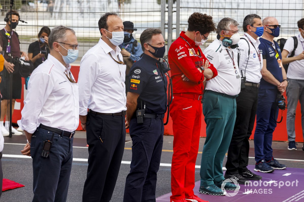 Stefano Domenicali, CEO Formule 1, houdt samen met de teambazen een minuut stilte ter nagedachtenis aan Mansour Ojjeh