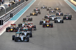 Льюїс Хемілтон, Mercedes AMG F1 W07 Hybrid лідирує на старті гонки