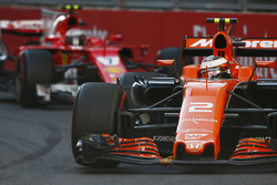 Stoffel Vandoorne, McLaren MCL32, leads Kimi Raikkonen, Ferrari SF70H
