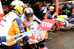Marc Marquez, Repsol Honda Team pit yolunda motosiklet değiştiriyor