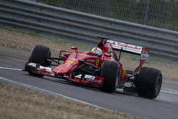 Sebastian Vettel, Ferrari test de 2017 spec Pirelli
