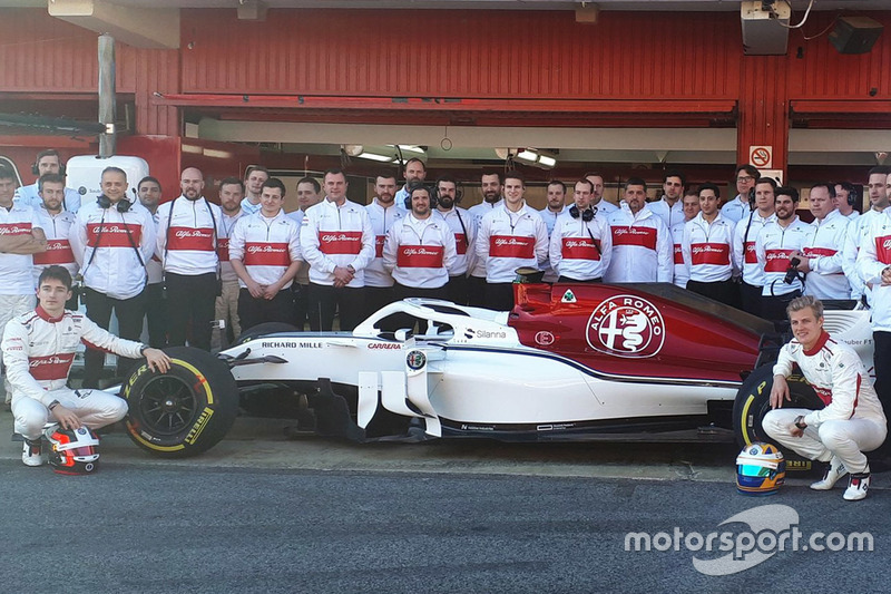 Marcus Ericsson, Charles Leclerc, dan kru tim Sauber