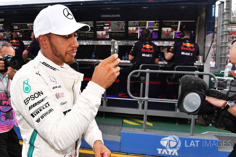 Il poleman Lewis Hamilton, Mercedes-AMG F1 festeggia nel parco chiuso