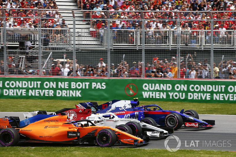Pierre Gasly, Toro Rosso STR13, Marcus Ericsson, Sauber C37 lotta con Fernando Alonso, McLaren MCL33