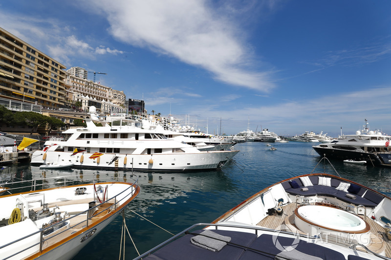 Yacht e barche nel porto
