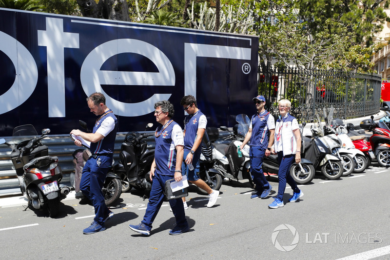 Lance Stroll, Williams Racing, cammina lungo il circuito