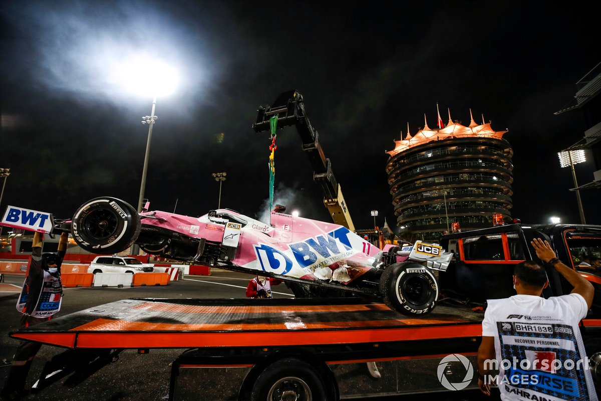 Mobil RP20 dengan mesin Mercedes milik pembalap Racing Point, Sergio Perez, sedang dipindahkan ke truk.