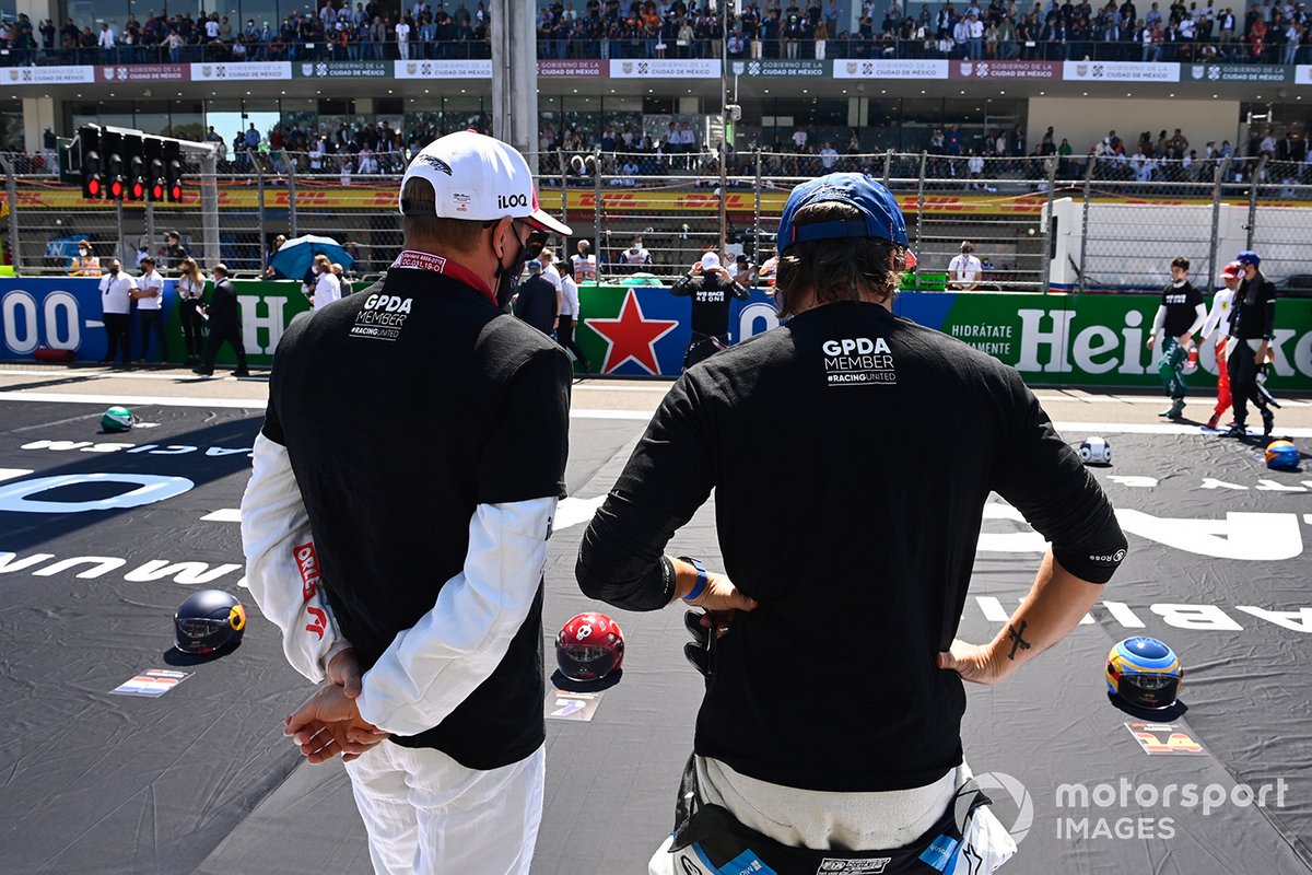 Kimi Raikkonen, Alfa Romeo Racing, dan Fernando Alonso, Alpine F1