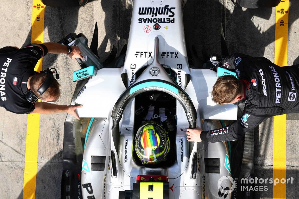 La Mercedes W13 di Hamilton vista dall'alato