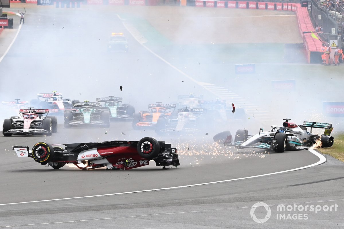 El accidente de Zhou Guanyu, Alfa Romeo C42, y George Russell, Mercedes W13 en el inicio de la carrera en Silverstone