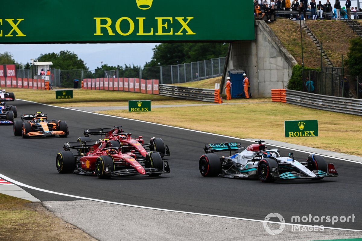 George Russell, Mercedes W13, Carlos Sainz, Ferrari F1-75, Charles Leclerc, Ferrari F1-75, Lando Norris, McLaren MCL36, Lewis Hamilton, Mercedes W13, the rest of the field on the opening lap