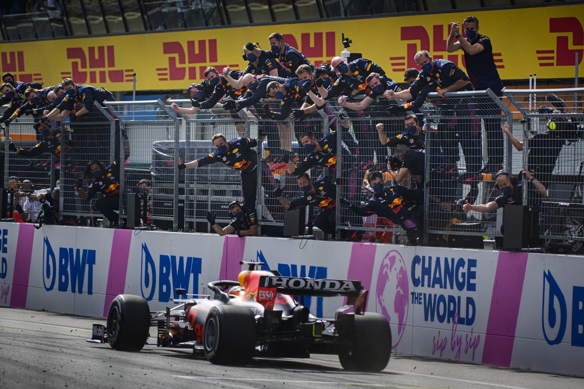 Max Verstappen, Red Bull Racing RB16B, saat memenangi GP Austria 2021 dengan unggul hingga hampir 18 detik atas peringkat kedua yang ditempati Valtteri Bottas, Mercedes.