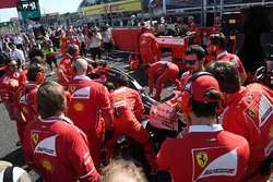 I meccanici Ferrari osservano la monoposto di Sebastian Vettel, Ferrari SF70H, con problemi tecnici