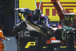 Эвакуация с трассы разбитой Scuderia Toro Rosso STR12 Даниила Квята