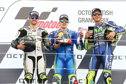 Подіум: переможець гонки Маверік Віньялес, Team Suzuki MotoGP, друге місце Кел Кратчлоу, Тeam LCR Ho