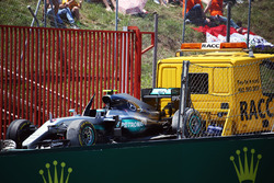 De Mercedes AMG F1 W07 Hybrid van Nico Rosberg na de crash