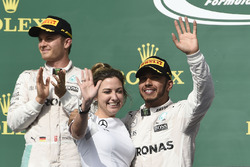 Переможець гонки Льюїс Хемілтон, Mercedes AMG F1, Вікторія Вовлес, партнер директора по сервісу Merc