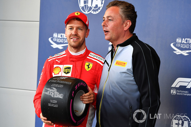 Sebastian Vettel, Ferrari ontvangt de Pole Position Award van Mario Isola, Pirelli sportief directeur