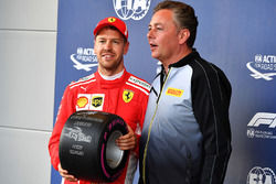 Pole: Sebastian Vettel, Ferrari ve Mario Isola, Pirelli Spor Direktörü