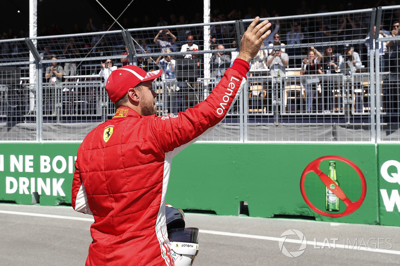 Il poleman Sebastian Vettel, Ferrari, festeggia dopo le Qualifiche