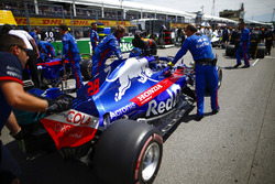 Brendon Hartley, Toro Rosso, arrives on the grid