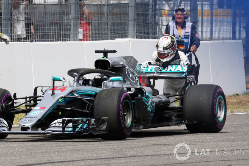 Lewis Hamilton, Mercedes-AMG F1 W09 se detiene en pista durante la Q2 del GP de Alemania y empuja su auto en vano.