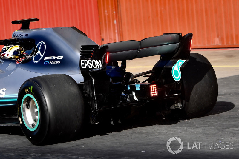 Lewis Hamilton, Mercedes-AMG F1 W09 ve arka kanattaki led ışık
