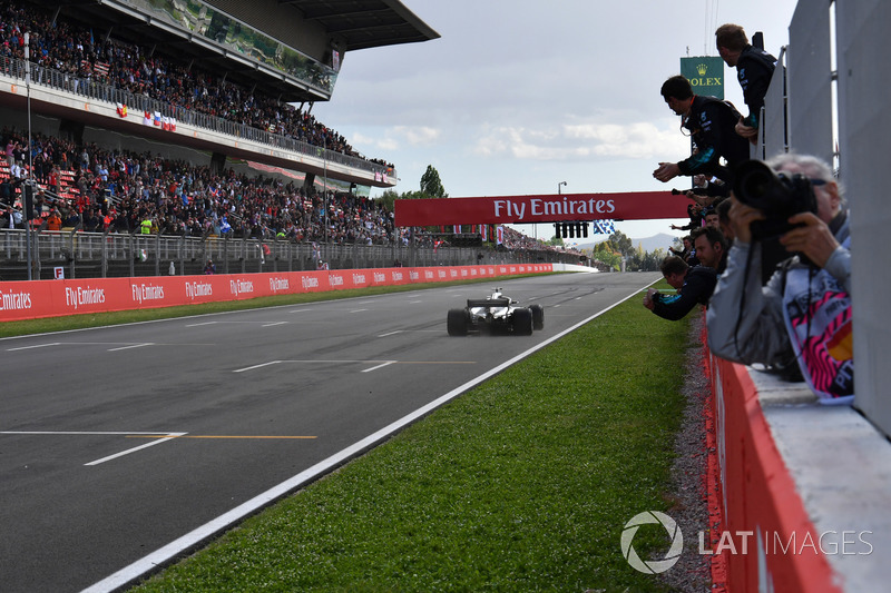 Переможець Льюіс Хемілтон, Mercedes-AMG F1 W09, перетинає фініш