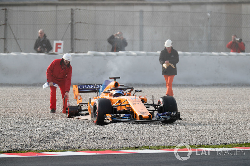 Fernando Alonso, McLaren MCL33 lastiği koptuktan sonra kum havuzunda