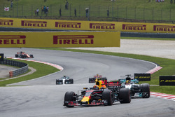 Max Verstappen, Red Bull Racing RB13 ve Lewis Hamilton, Mercedes-Benz F1 W08