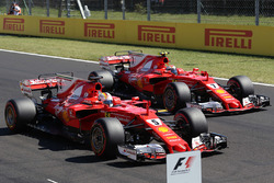 Il poleman Sebastian Vettel, Ferrari SF70-H, il secondo qualificato Kimi Raikkonen, Ferrari SF70-H