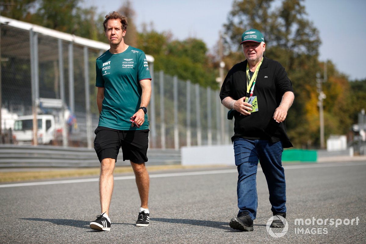 Sebastian Vettel, Aston Martin AMR21, en un recorrido a la pista.