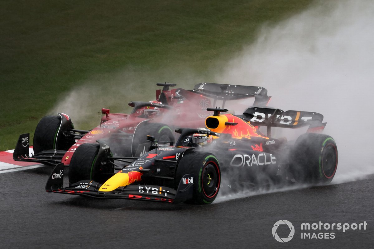 Max Verstappen, Red Bull Racing RB18, battles with Charles Leclerc, Ferrari F1-75, for the lead at the start