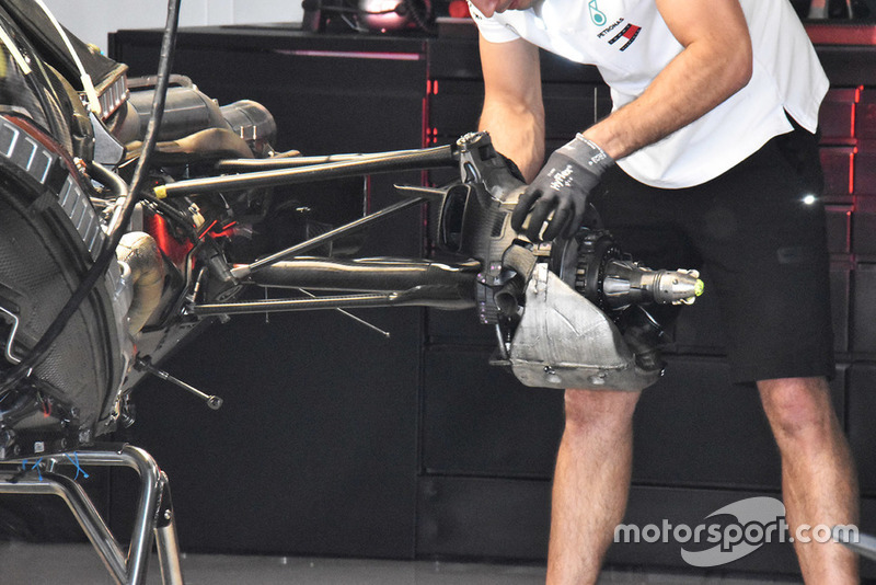 Задняя подвеска Mercedes F1 W09, 2018 год