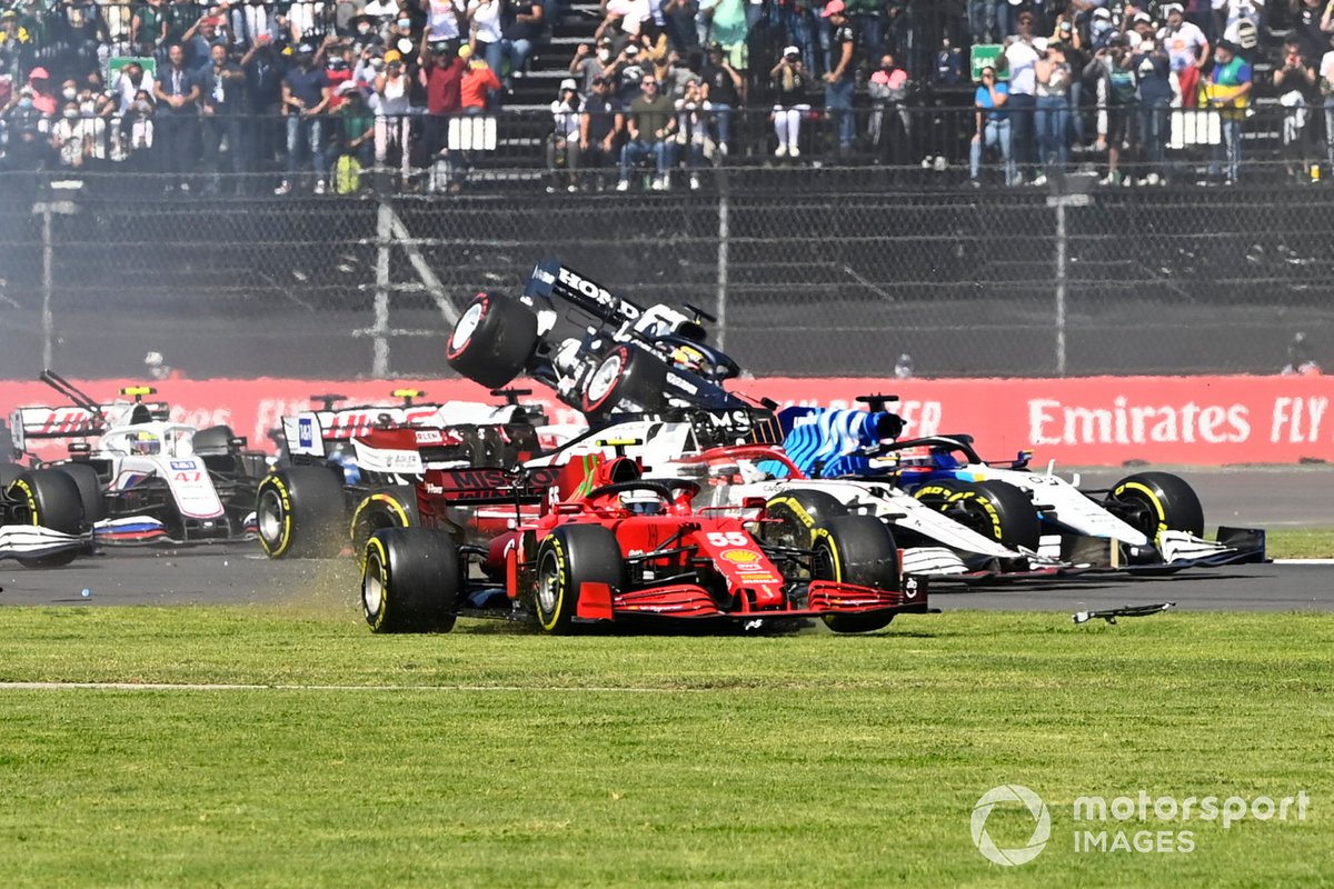 Mentre Tsunoda decolla sulla Haas di Schumacher, Sainz non esita a tagkiare sull'erba per evitare sorprese...