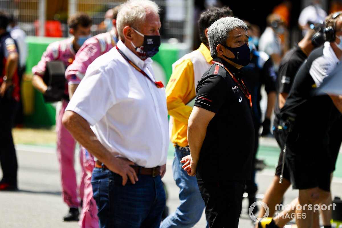 Helmut Marko, Consultant, Red Bull Racing and Masashi Yamamoto, General Manager, Honda Motorsport on the grid