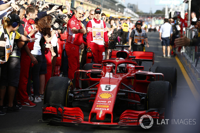 Maurizio Arrivabene, Takım Patronu, Ferrari, ve yarış galibi Sebastian Vettel, Ferrari SF71H, Parc Ferme