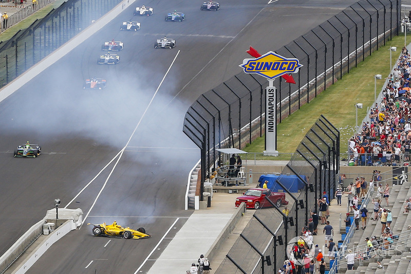 Helio Castroneves, Team Penske Chevrolet kecelakaan