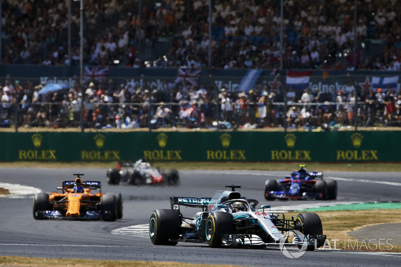 Льюис Хэмилтон, Mercedes AMG F1 W09, Фернандо Алонсо, McLaren MCL33, Пьер Гасли, Scuderia Toro Rosso STR13, и Ромен Грожан, Haas F1 Team VF-18