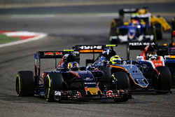 Carlos Sainz Jr., Scuderia Toro Rosso STR11 en Sergio Perez, Sahara Force India F1 VJM09