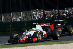 Esteban Gutierrez, Haas F1 Team VF-16 and Fernando Alonso, McLaren MP4-31