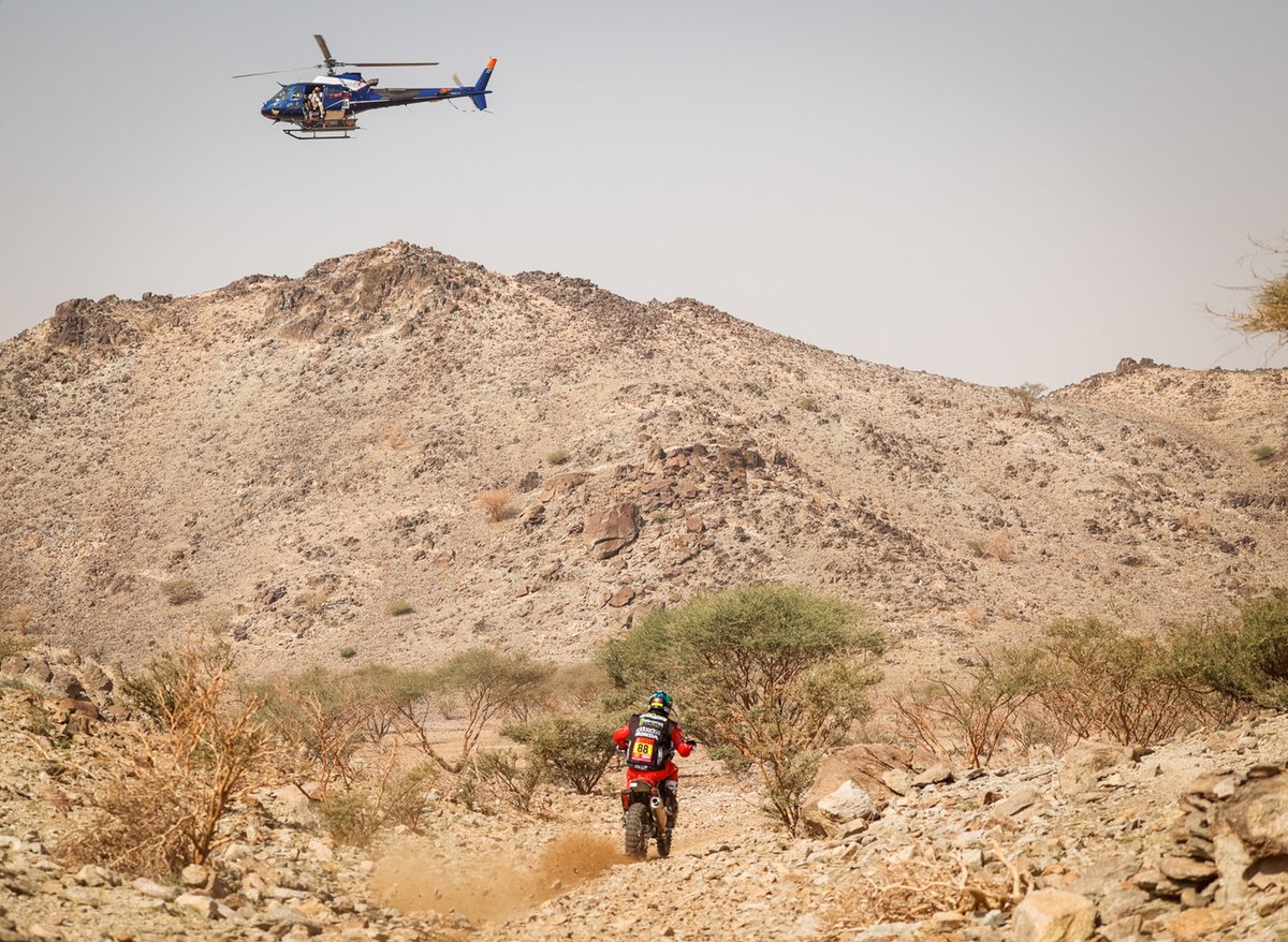 Rider Tim Monster Energy Honda Joan Barreda saat menjalani prolog Reli Dakar 2021 di Jedah, Arab Saudi.