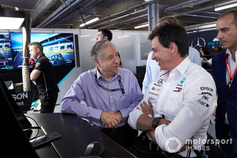 Президента FIA Жана Тодта в прошлом году не раз можно было видеть в боксах Mercedes. Однако сейчас климат в отношениях между федерацией и командой явно чуть менее теплый, чем на этой фотографии