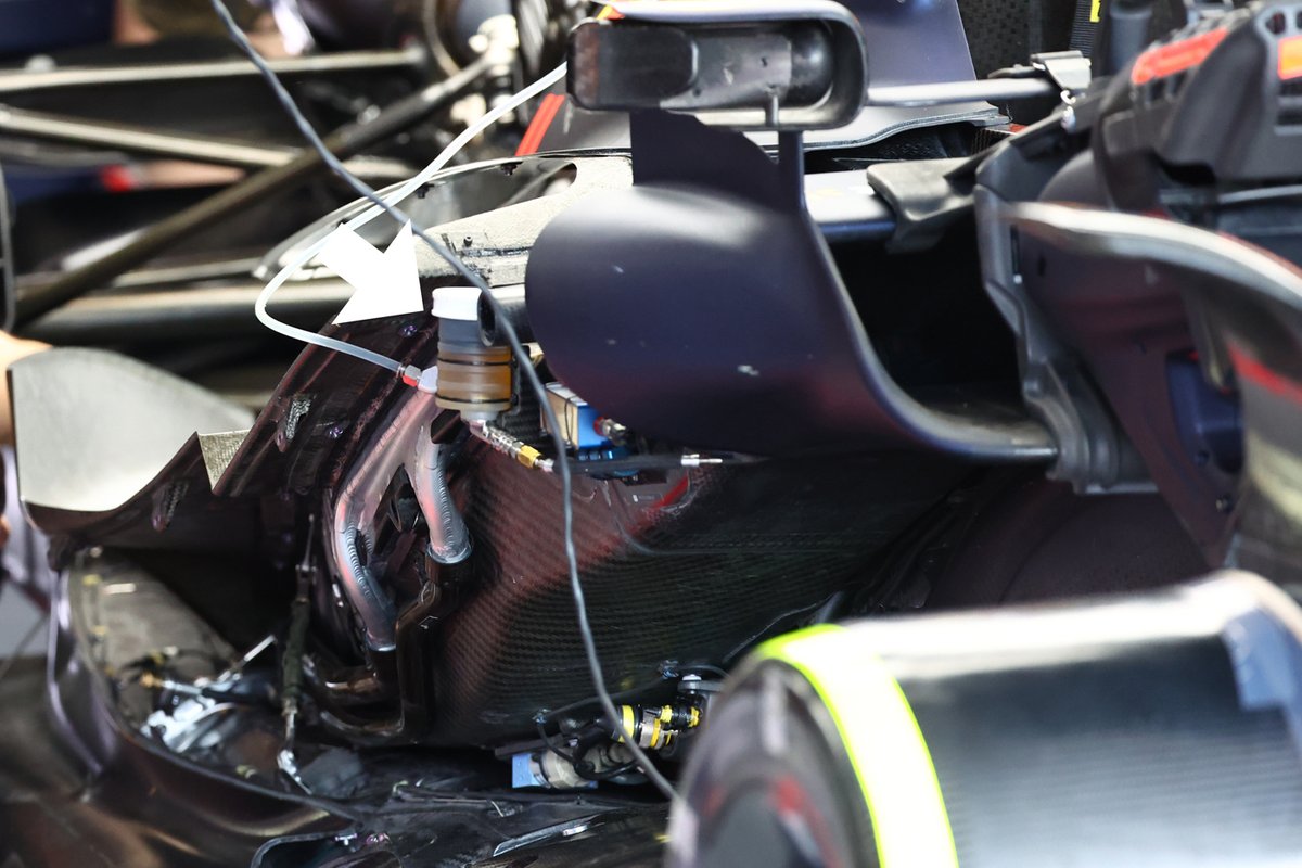Red Bull RB18, detalle técnico de la bandeja de alimentación del Brake by wire
